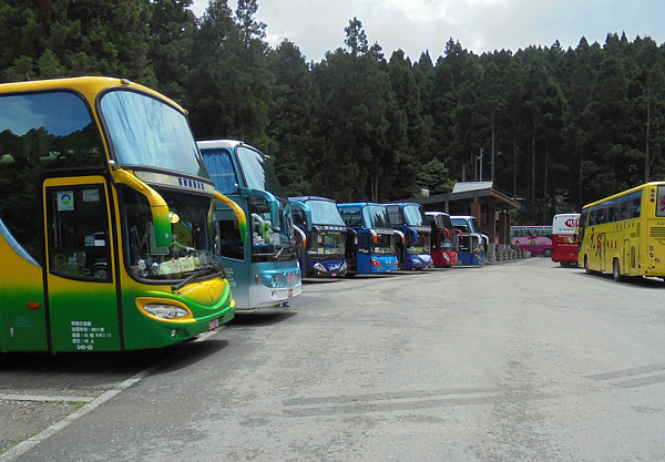 交通部擬針對遊覽車業者減徵今年第3季汽燃費，業者則盼能補貼更多項目。圖／聯合報資料照
