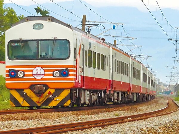 被鐵道迷暱稱「紅斑馬」的EMU1200型自強號,在3月28日執行最後一趟南下與北上的運行任務後除役。鐵道迷爭相捕捉其最後風采留念。(黃金寶提供/謝瓊雲彰化傳真)