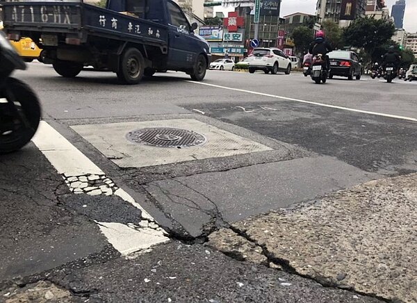 據新工處針對道路坑洞巡查修補案件數量,2019年有5967件、2020年6300件、2021年有8421件,今年累積到4月底也有4131件。李明賢預估,到今年底前會破萬件,認為是道路維護經費不足導致品質不佳。圖/聯合報系資料照