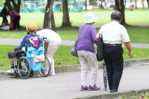 長者應均衡飲食,多補充營養,避免體力不佳,不慎跌倒。長者示意圖。圖/聯合報資料照片