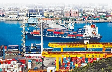 學者憂心,隨著區域全面經濟夥伴協定成形、占出口比重達65%,傳產業關稅問題壓力形成,台灣出口「長空」浮現。圖為基隆港貨櫃碼頭。(本報系資料照片)