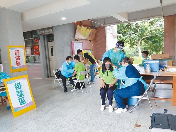 南投縣近日積極展開兒童BNT及青少年BNT校園集中接種作業。(南投縣政府提供/馮惠宜南投傳真)