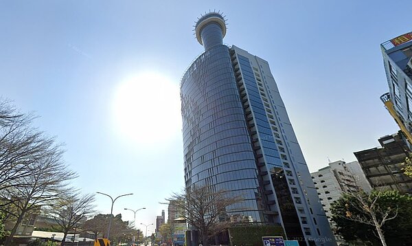 李方酒店集團投資開發的「台中李方艾美酒店」的資金財務壓力解套,集團副董事長李奇璋表示,酒店計畫於8月22日起試營運。圖/Google Map