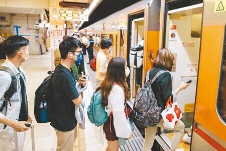 今年端午節車潮比過去少23%，路況大致正常，且台鐵今天正常上班；圖為台鐵疏運返鄉、觀光旅客。（郭吉銓攝）