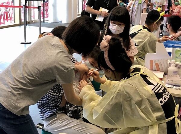 台南市疫苗大型接種站不斷有親子上門。圖/記者周宗禎攝影