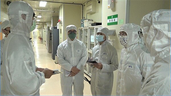 陽明交通大學與勞動部合作,開設「產業新尖兵計畫」,不管背景,只要有興趣也願意學,經過相關課程訓練後,就能順利擠身半導體行業,跟著高科技產業一起打世界盃。圖片提供/陽明交大