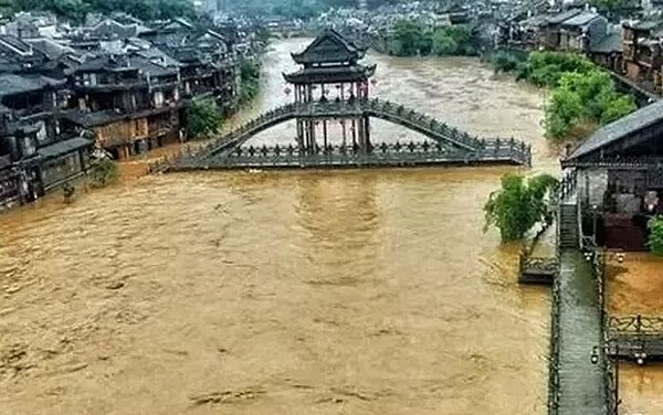 受強降雨影響，鳳凰古城多處淹水。圖／取自中國天氣網
