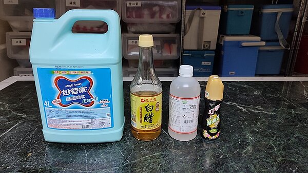 家庭常用稀釋漂白水、酒精、醋酸、橙油等溶液,以擦拭及塗抹方式在地板、家俱表面上可殺死禽螨。圖/動保處提供