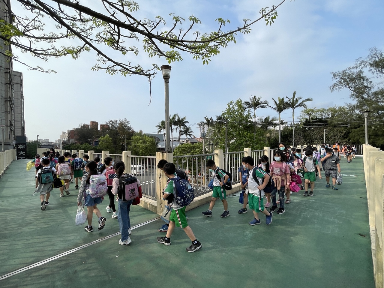 新竹市三民國小前方的天橋，學童使用率很高。記者張裕珍／攝影 