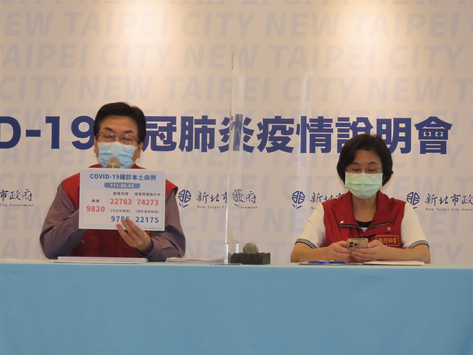 新北市副市長劉和然(左)、衛生局長陳潤秋(右)。記者李定宇/攝影