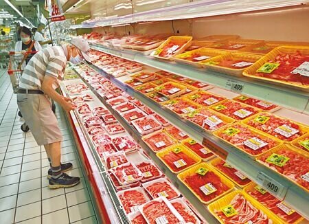 
俄烏戰爭推升大宗物資價格，飼料成本應聲而漲，農經公司預估，中元節豬肉批發價恐突破91元。圖為民眾仔細挑選台灣豬肉。（本報資料照片）
