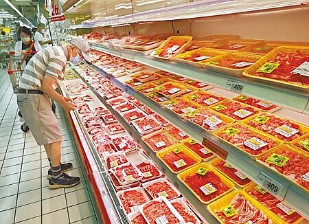 俄烏戰爭推升大宗物資價格,飼料成本應聲而漲,農經公司預估,中元節豬肉批發價恐突破91元。圖為民眾仔細挑選台灣豬肉。(本報資料照片)
