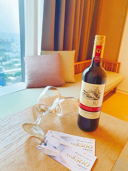 台北凱達為住宿慶生的雙子座壽星大方加碼,500元的館內消費抵用券2張與紅酒1瓶。圖/業者提供