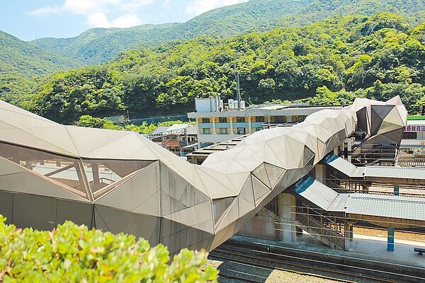 猴硐火車站人貓共用的「貓橋」,受當地潮溼氣候影響,部分構件鏽蝕,考量民眾行的安全將修繕。圖/新北市觀旅局提供