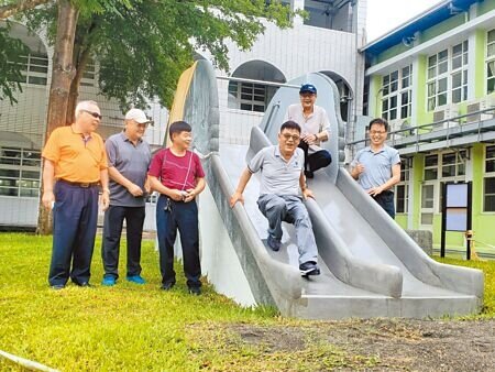 雲林縣斗六市林頭國小校長曾智豐(右一)修改保存校園的大象溜滑梯讓校友們「足感心」,現年68歲的第八屆校友4日特地回母校開同學會,再回味「溜大象」。(周麗蘭攝)