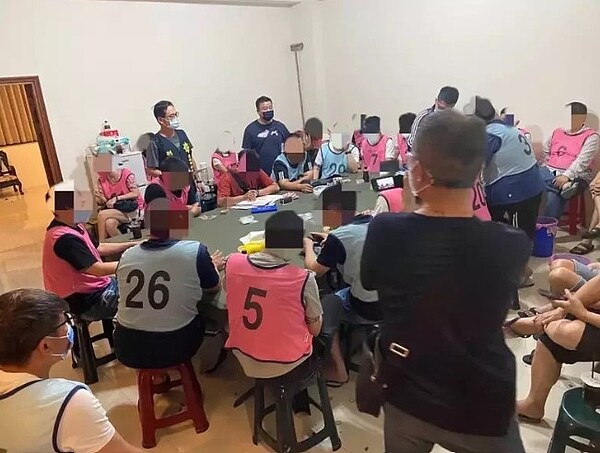 台南市警三分局據報在安南區總安街上有賭場隱藏在豪宅內,今天凌晨會同保大霹靂小組衝入賭場,當場查獲31名男女以天九牌聚賭。記者邵心杰/翻攝