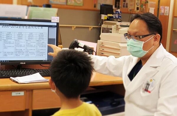 台中慈濟醫院小兒科醫師李宇正，向男童說明恙蟲病背景。圖／台中慈濟醫院提供