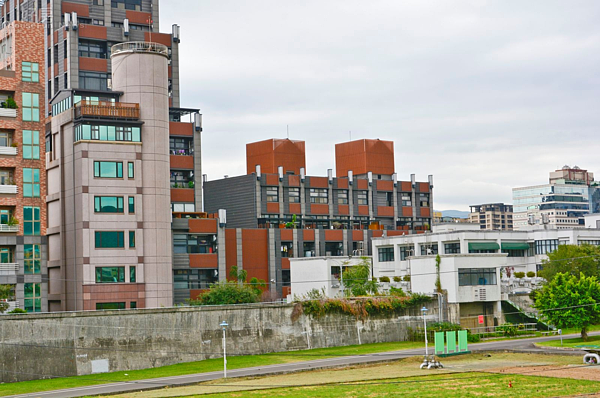 內湖五期,成美右岸河濱公園,美秀館,女神李毓芬、郭雪芙租屋處,選美皇后徐至琦、藝人楊淇和舞蹈老師藍波購屋自住處。(好房News記者 陳韋帆/攝影)
