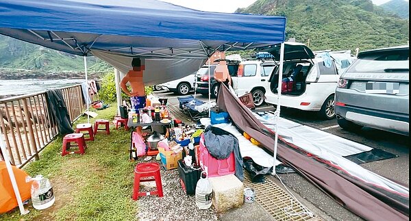 東北角南子吝南雅漁港停車場奇景， 民眾搭帳篷占多個停車位烤肉、露營，引起爭議。圖／讀者提供