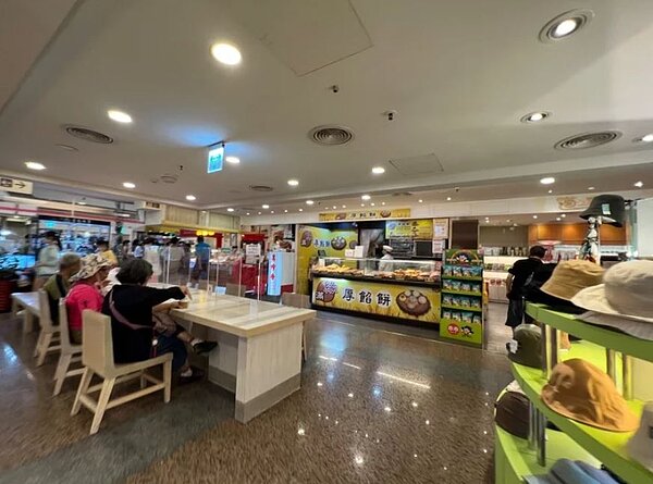 國道三號古坑服務區賣場今年9月起整修擴建,施工期9個月,各項服務「不中斷」移至戶外廣場,預計明年5月完工重啟。圖/記者陳苡葳