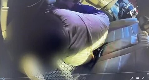 蘇姓男子有多條通緝,在計程車抽搐被司機報警查獲。記者廖炳棋/翻攝