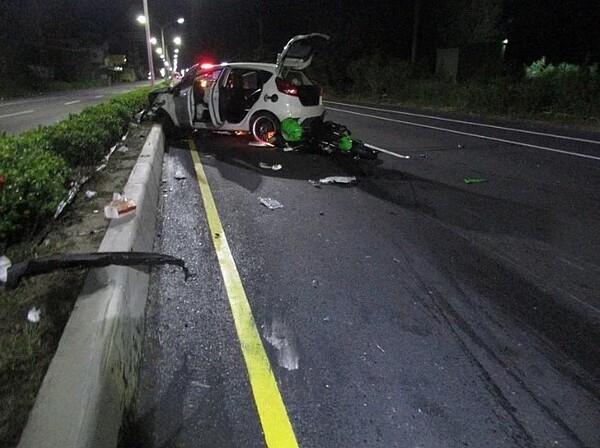 台一線454公里發生死亡車禍，現場零件噴飛，滿目瘡痍。圖／讀者提供