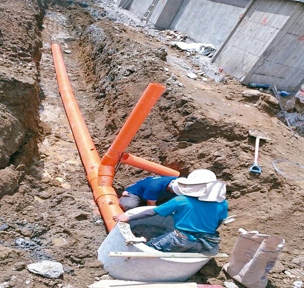 台南市汙水下水道用戶接管率僅2成5，議員要求市府補助舊大樓提升接管率。圖／台南市議員李啟維提供
