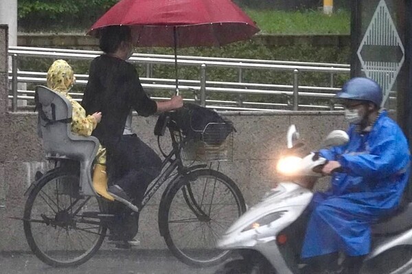 上午西南部有局部短暫陣雨的機率；大氣不穩定，午後中南部地區及北部、東半部山區有局部性陣雨或雷雨的機率。圖／聯合報資料照片