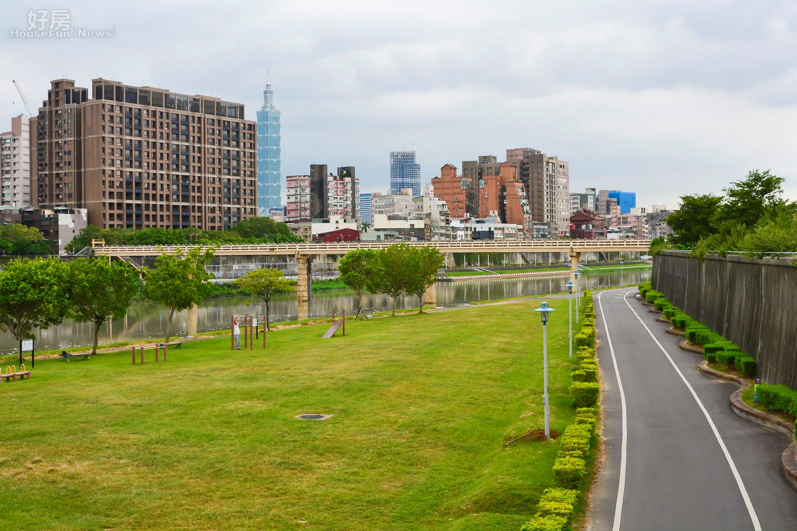 內湖五期,成美右岸河濱公園,河岸宅,嫌惡設施宮廟,廟宇,綠地,成美橋上望向101大樓方向,自行車步道,左為松山區松河街。(好房News記者 陳韋帆/攝影)