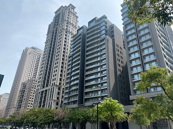 充裕的開放空間與綠地，在各個面向中與健康習習相關，除了可改善空氣品質，更可供周圍居民紓壓，是後疫情時代中最好的處方。圖／業者提供