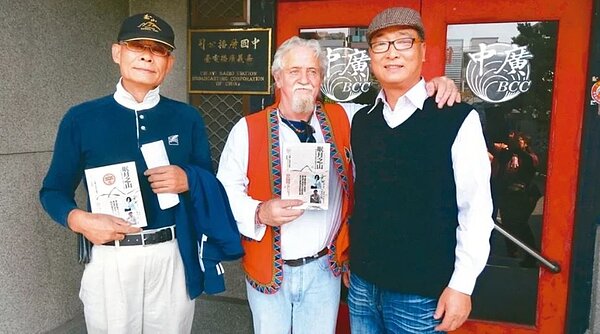 紐西蘭畫家費爾(中)2015年將尋子歷程集結出版「眠月之山」,專程送書給當年協助援救的蔡慶榮(右)及賴建成,答謝恩人。圖/聯合報資料照片
