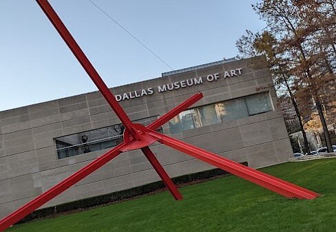 警方文件指出,賀南德茲供稱自己對女友很生氣,闖進達拉斯藝術博物館(Dallas Museum of Art)破壞文物與其他資產。圖/翻攝自Google maps