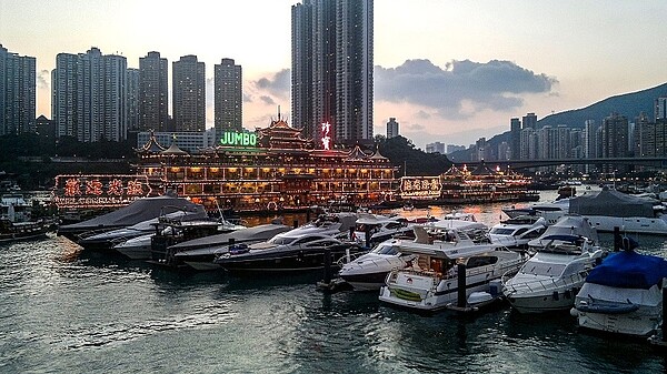 開業超過40年歷史的香港知名水上餐廳「珍寶海鮮舫」即將告別。圖／取自維基百科