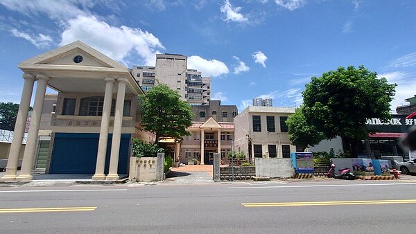 苗栗縣頭份市公所推動自強文教大樓案,先期規畫費2000萬元墊付提案5月27日代表會審議時卡關,所、會各自表述,連日來戰火延燒到網路。記者范榮達/攝影