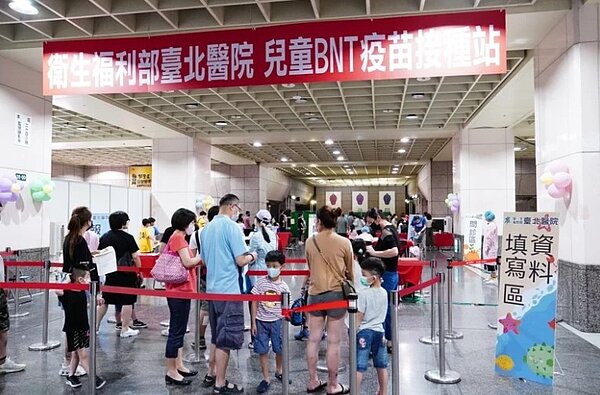 中央設置板橋兒童BNT大型接種站，今為連假最後一日，不少父母帶著孩子來接種。記者劉懿萱／攝影