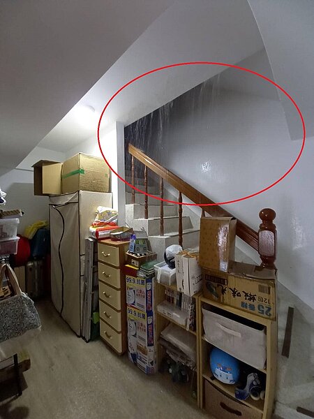 網友PO出慘況照,比喻是「水濂洞」。圖/翻攝自臉書社團《買房知識家 買房賣房攏滴+》