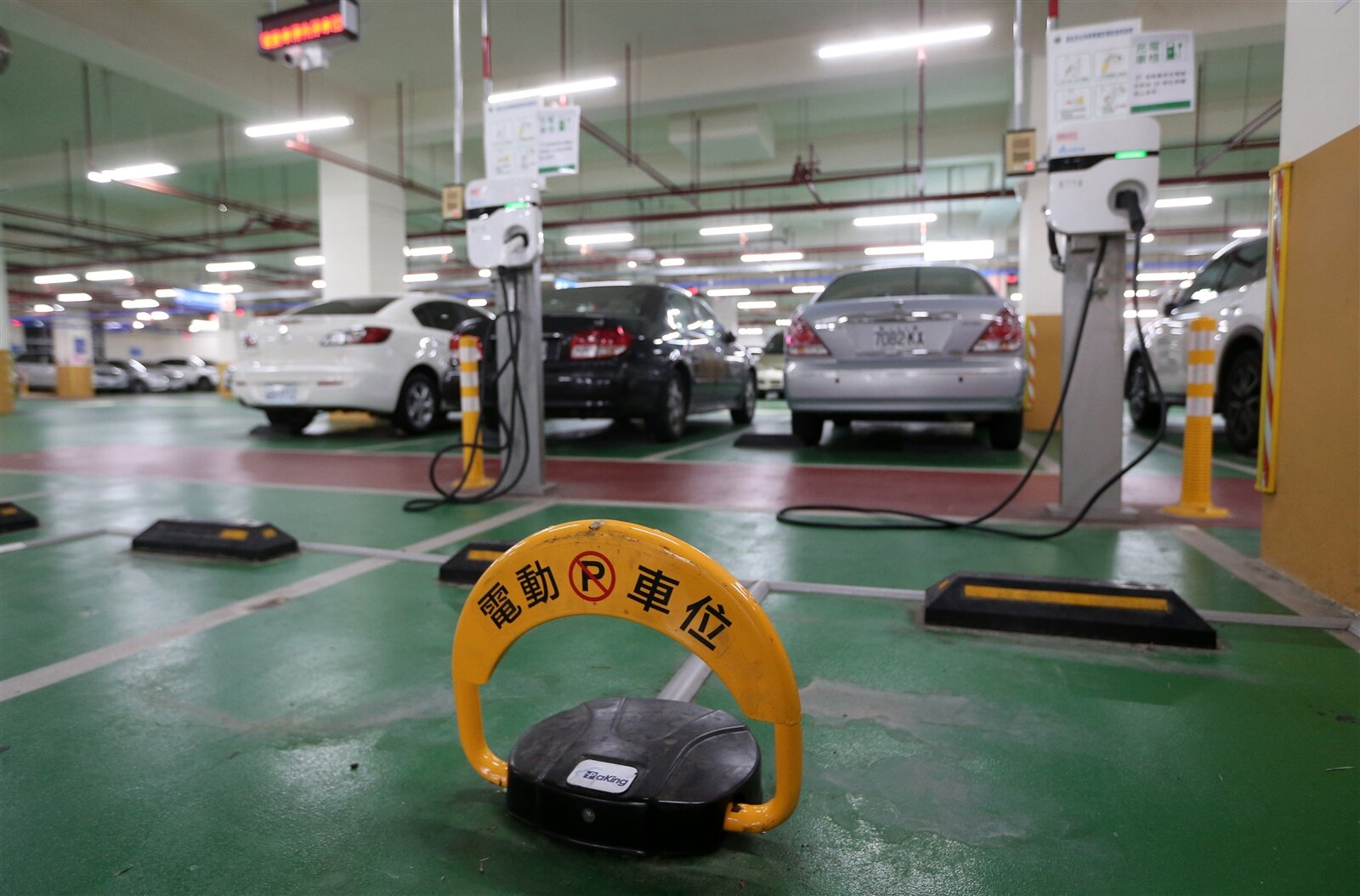 交通部研擬廣設公共充電樁,二○二五年前要在全台建置六五○○座,主要設在公共停車場、國道服務區、轉運站或百貨公司停車場等。記者胡經周/攝影