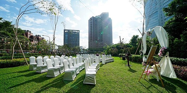 台中福華飯店主打戶外秘境婚禮,強調是台中唯一擁有戶外池畔證婚場所的市區星級飯店。圖/業者提供