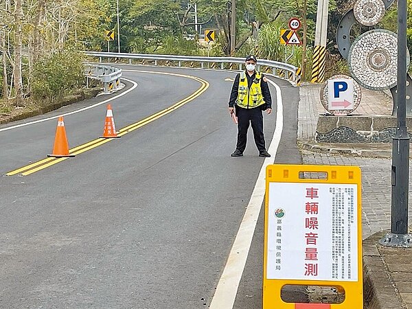 重機車友認為,政府加強執法,反而忽略檢討道路設計,讓重機車友被汙名化。圖為嘉義縣警察局中埔分局在台三線澐水到大埔鄉路段大執法,希望遏止違規行為。(中埔分局提供/張亦惠嘉縣傳真)