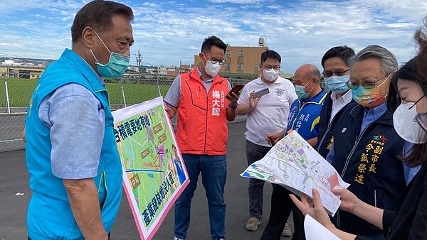 台中市議員楊正中(左一)向副市長令狐榮達(右二)與經發局長張峯源(右三)建議中清乙工的優勢。圖/楊正中提供
