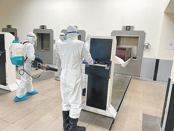 葬儀業者指出,若政府用「透明屍袋」來讓家屬「見最後一面」,仍無法幫遺體洗身、著裝、化妝,這樣的瞻仰遺容,台灣傳統習俗能接受嗎?圖中人物與新聞事件無關。(北市殯葬處提供)