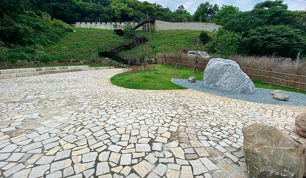 為打造台北市北投區行義路在地溫泉產業整體意象,提升地方產業,北市府近年規畫「行義路南/北區入口意象」、「入口廣場及公共平面停車場」、「指標系統」等均已完工。圖/北市府提供