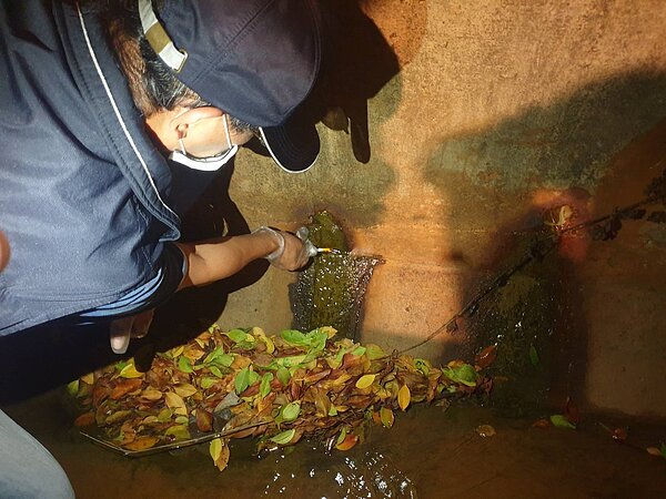 環保局稽查員前往案發現場稽查。圖/桃園市政府環保局提供。