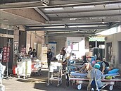 急診室外擺病床　屏基：供輕症候診
