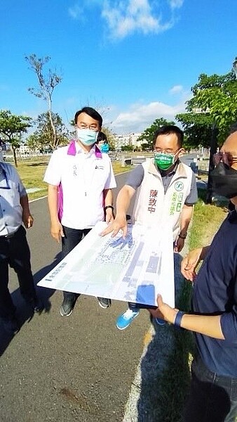4月底運發局與陳致中至小港森林公園會勘場地,預計在小港運動中心停車場用地西側,偏南設置滑步車場、偏北直排輪場,但仍須等經費到位。記者林巧璉/翻攝