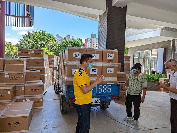 中市發放公寓大廈第一線4.1萬從業人員快篩劑。圖/台中市住宅發展工程處提供