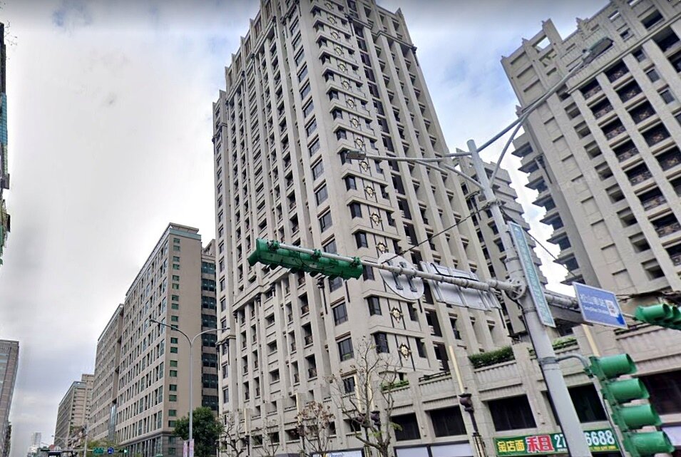 信義區高價宅「森業永春」,今(2022)年3月交易13樓戶,觀察相關資料顯示,買方以無貸款購置、財力雄厚,推測與知名飲品保力達陳家有關。圖/google map