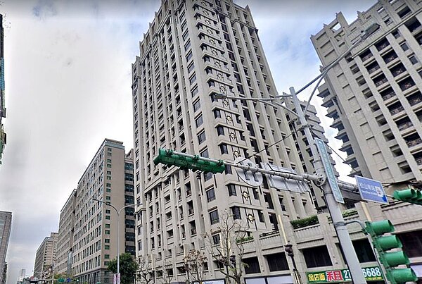 信義區高價宅「森業永春」,今(2022)年3月交易13樓戶,觀察相關資料顯示,買方以無貸款購置、財力雄厚,推測與知名飲品保力達陳家有關。圖/google map