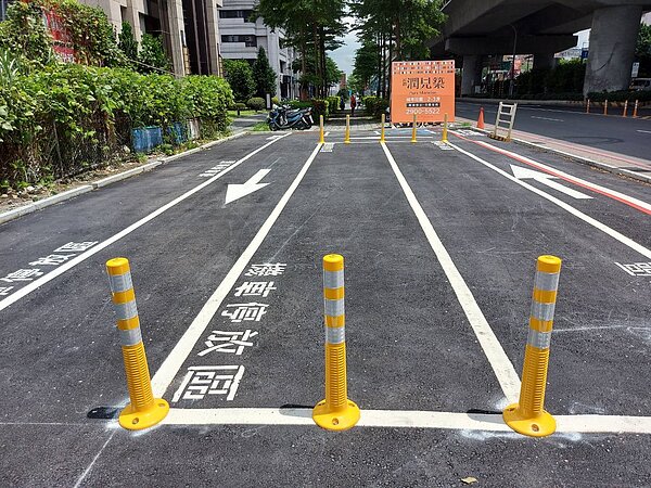 新莊中環路空地打造舒適機車停車格。圖/新北市府提供