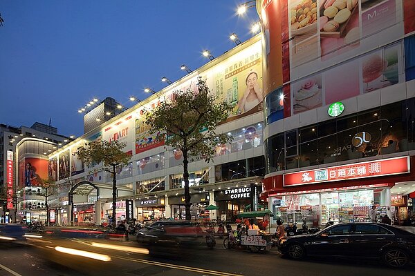 熱鬧、機能齊全的幸福路商圈。圖/新潤建設提供